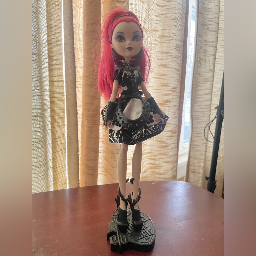 Ever After High Evil Queen Fashion doll stand included